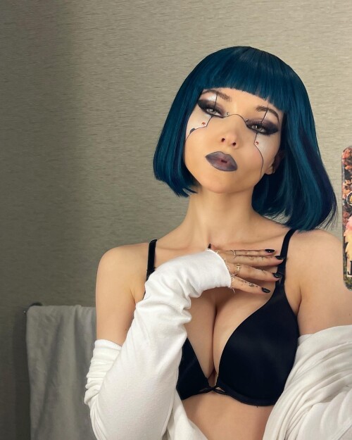 Dove Cameron Photo 1