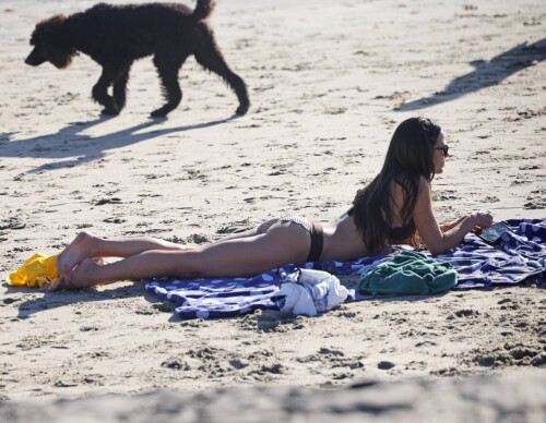 Jordana-Brewster---With-husband-Mason-Morfit-on-the-beach-in-Santa-Barbara-09977f24909cd973c9.md.jpg