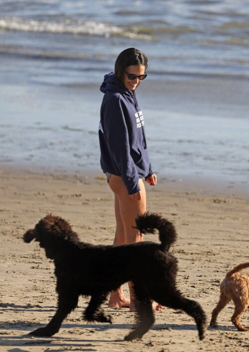 Jordana-Brewster---With-husband-Mason-Morfit-on-the-beach-in-Santa-Barbara-12bed2ceaa1f149f1f.md.jpg