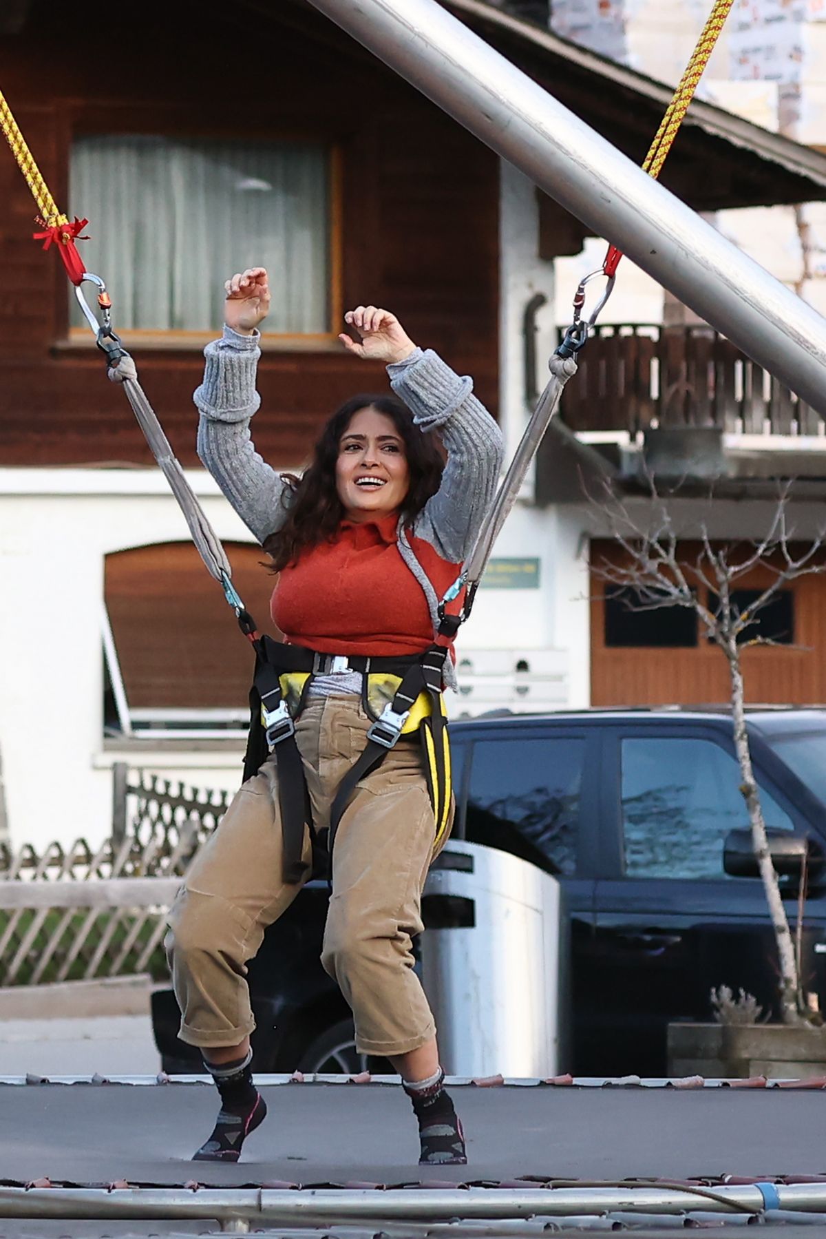 Salma_Hayek_on_a_Bungee_Trampoline_in_Gstaad_01_01_2023__5_-VIW9.jpg