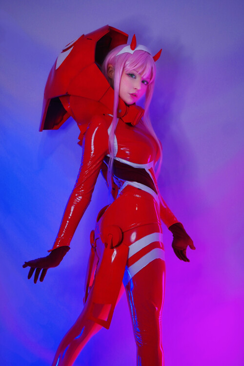 Zero_Two_cosplay_full_gear_by_Hidori_Rose_01fc4687c15b2a17ec.md.jpg