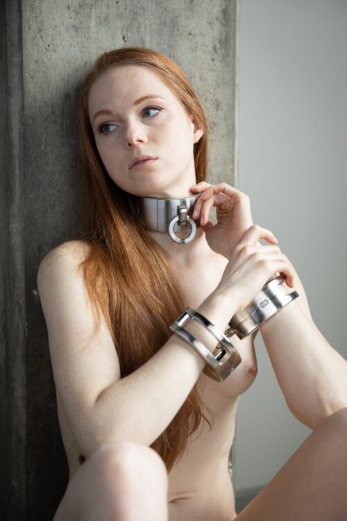 girl-in-heavy-duty-handcuffs-14.xl.md.jpg