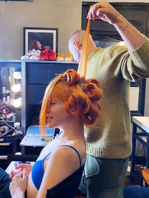 hayley-williams-backstage-getting-hair-donef52e871d4dc334b7.md.jpg