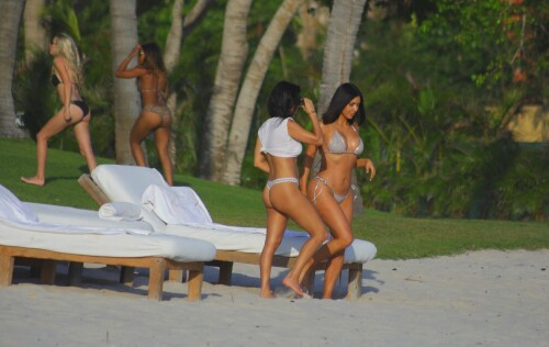 kim_and_kourtney_kardashian_on_the_beach_in_mexico_04_26_2017_7.md.jpg